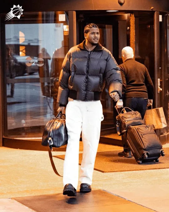 kaiyun-气质非凡！太阳官媒晒众球员赛前穿搭照：抵达亚特兰大