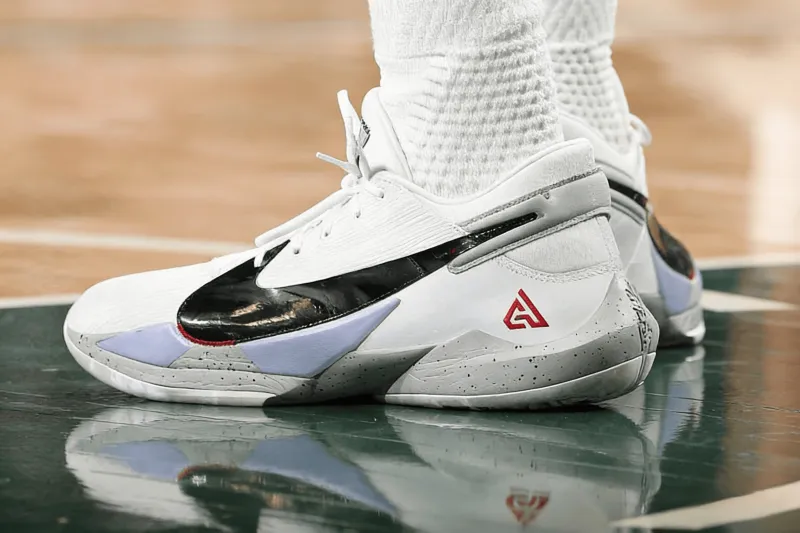 开云下载-遗憾伤退！阿德托昆博穿着Freak2，得到22分13篮板7助攻